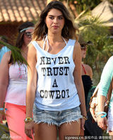 组图：加州音乐节比基尼辣妹抢眼 情侣激情热吻