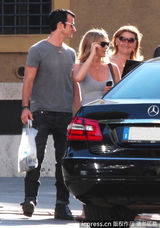 组图：安妮斯顿秀八字奶 携男友游罗马