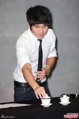 组图：曹格酒后闹事召开记者会 敬三杯茶道歉