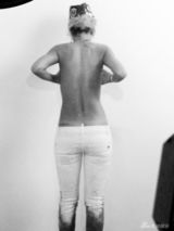 组图：蕾哈娜真空示范慈善T裇 不慎凸点走光