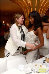 组图：黑珍珠坎贝尔性感亮相派对 高叉裙秀长腿