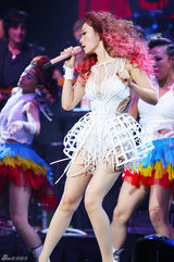 高清图：张靓颖美国开唱 火红卷发跳骑马舞性感