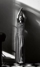 组图：龙纹身女孩黑白大片曝光 中性风格另类