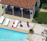 组图：比伯比中指怒斥狗仔 掀衣露胸肌内裤嘲讽