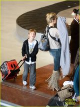 组图：凯特哈德森携子机场现身 小儿子叼奶嘴可爱