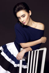 组图：袁姗姗气质写真曝光 知性大方微露香肩