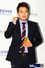 组图：韩笑星洪禄基大婚 SM娱乐家族总动员祝贺