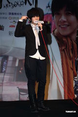 组图：张芸京新书创佳绩 穿燕尾服奏交响乐