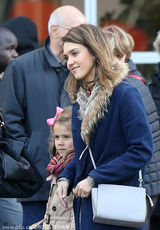 组图：阿尔芭一家逛街晒幸福 与老公贴面看手机