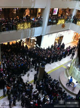 组图：吴奇隆帅气出席活动首唱《三寸天堂》