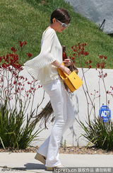 组图：海瑟薇百褶衫黄挎包 夏日小跑清丽亮眼