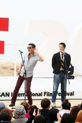 组图：梁家辉跳马舞赚人气 郭富城卖萌宣传《寒战》