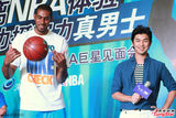 组图：陈柏霖挑战NBA巨星 获球员亲笔签名