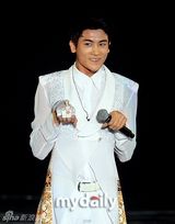 组图：韩团帝国之子出道4年首次举办演唱会