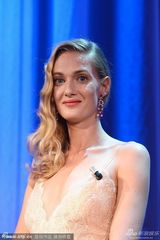 组图：威尼斯影展开幕现场 各单元评委登台致谢