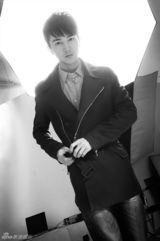 组图：男星许诺黑白大片尽显忧郁