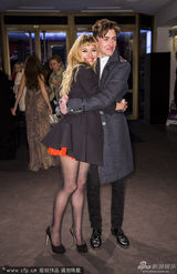 组图：《情色大亨》首映 弗莱尔低胸纱裙亮相