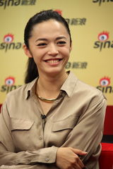 组图：《非诚勿扰2》主创做客 三女星造型各异