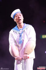 组图：张卫健鸡冠装表情搞怪 热吻巴两金