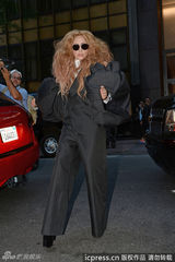 组图：Lady Gaga变母狮 另类泡泡袖西装抢镜