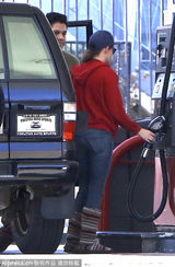 组图：暮光女红色休闲装踩彩色雪地靴自驾出行