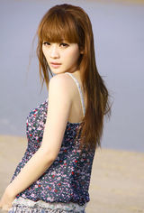 幻灯图：柳岩童心大发敬队礼 灿烂笑容分享六一