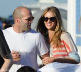 组图：惠特莉和男友杰森-斯坦森海边亲热度假