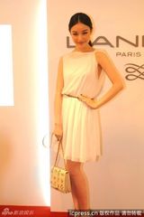 组图：倪妮白裙代言气质优雅宛若女神