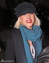 幻灯图集：克里斯蒂娜有惊无险 撞车后依旧购物