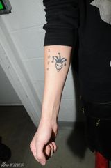 组图：比伯被拘纹身特写照遭公开 将曝验尿片段