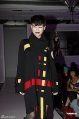 组图：胡杏儿复古红唇T台竞艳御姐气足