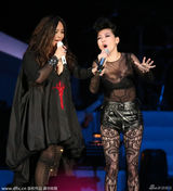 组图：张惠妹裙装尺度大开 小S上演少儿不宜