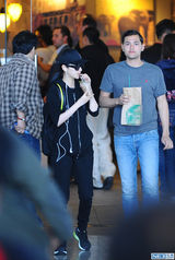 组图：景甜潮装现身机场 获外籍男护送展笑颜