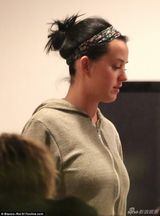 组图：水果姐姐素颜变大妈 抬头纹密布眼袋突出