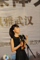 组图：王珞丹获最佳女配角后台亲吻金鸡