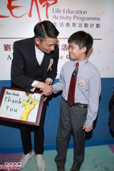 组图：刘德华投身公益避谈女儿