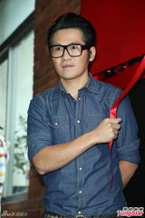 组图：曹格嘟嘴当众亲太太 一家四口齐亮相