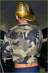 组图：蕾哈娜迷彩T恤秀蛮腰 金色棒球帽抢眼