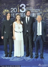 组图：里维斯携《太极侠》剧组北京电影节蓝毯