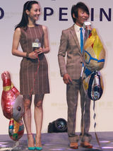 组图：白百何陈羽凡情侣装亮相 十指紧扣秀甜蜜