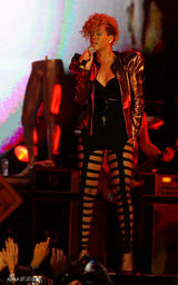 幻灯图：蕾哈娜赴阿布扎比跨年演出 绷带装上阵