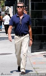 组图：布鲁斯南街拍曝光 黑超遮面彰显成熟魅力