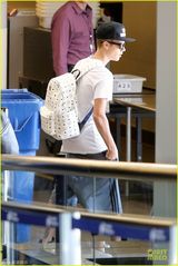 组图：贾斯汀-比伯参加派对 精神不振纹身抢镜