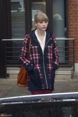 高清图：斯威夫特亮相伦敦 英伦格子装淡妆甜美