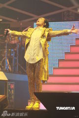 组图：萧敬腾唱《black or white》 向杰克逊致敬