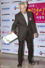 组图：朴信惠镂空装亮相第33届影评奖颁奖礼