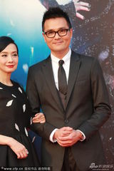 组图：毛舜筠羽毛裙俏皮 笑挽帅气眼镜男林家栋