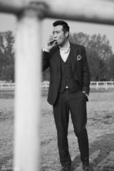 组图：于和伟旷野大片 衔雪茄演绎新绅士主义