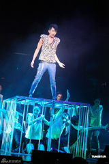 组图：钟汉良演唱会造型百变 献唱众多经典快歌