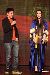 组图：范冰冰大呼我爱姚晨 为中国奥运健儿加油